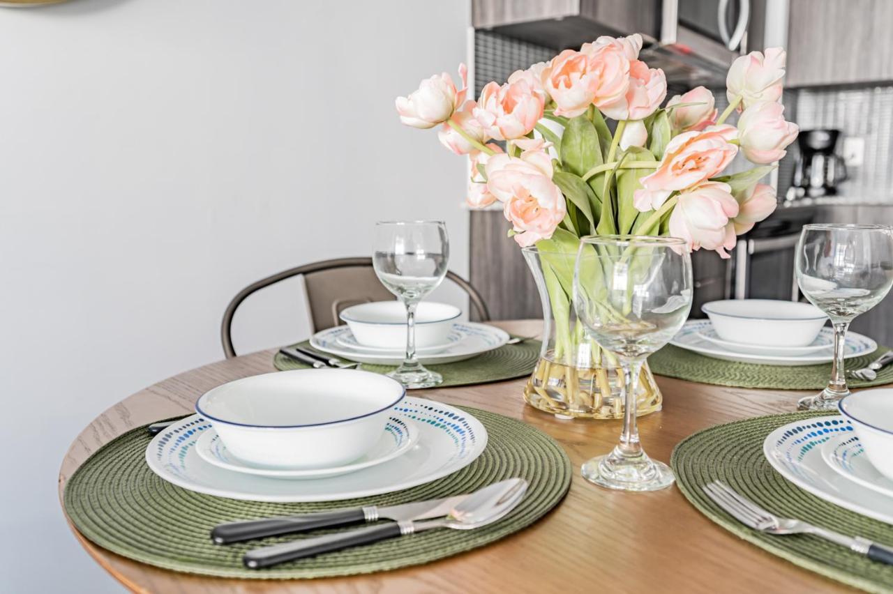 Condo In Parklawn & Lake Shore With Free Parking Close To Airport Торонто Экстерьер фото
