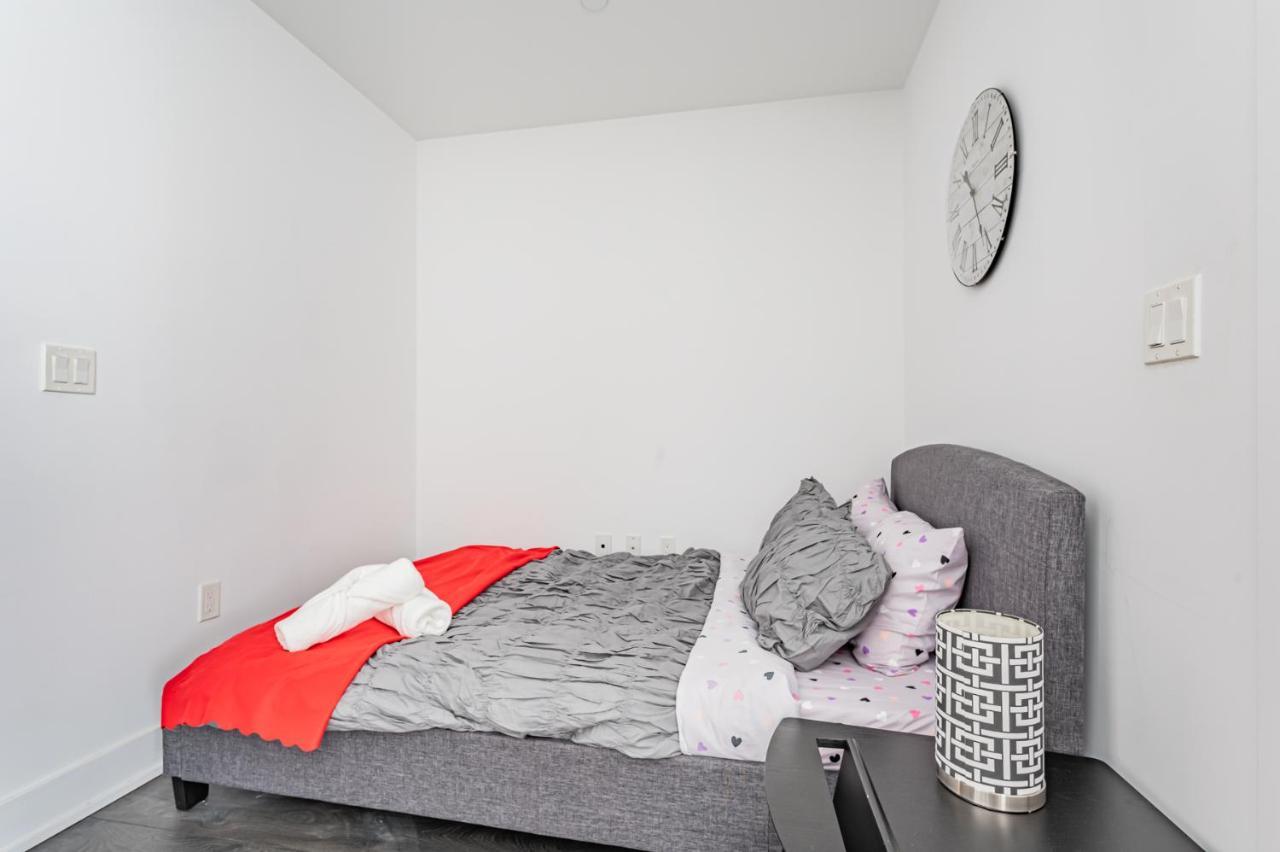Condo In Parklawn & Lake Shore With Free Parking Close To Airport Торонто Экстерьер фото