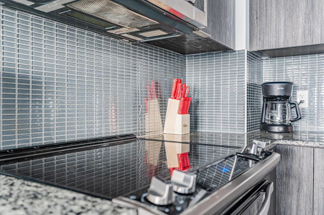 Condo In Parklawn & Lake Shore With Free Parking Close To Airport Торонто Экстерьер фото