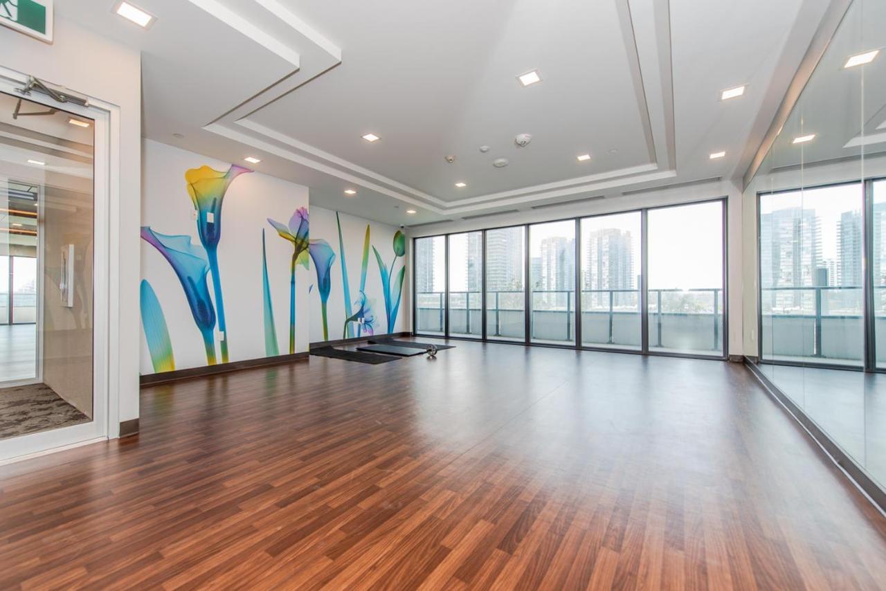 Condo In Parklawn & Lake Shore With Free Parking Close To Airport Торонто Экстерьер фото