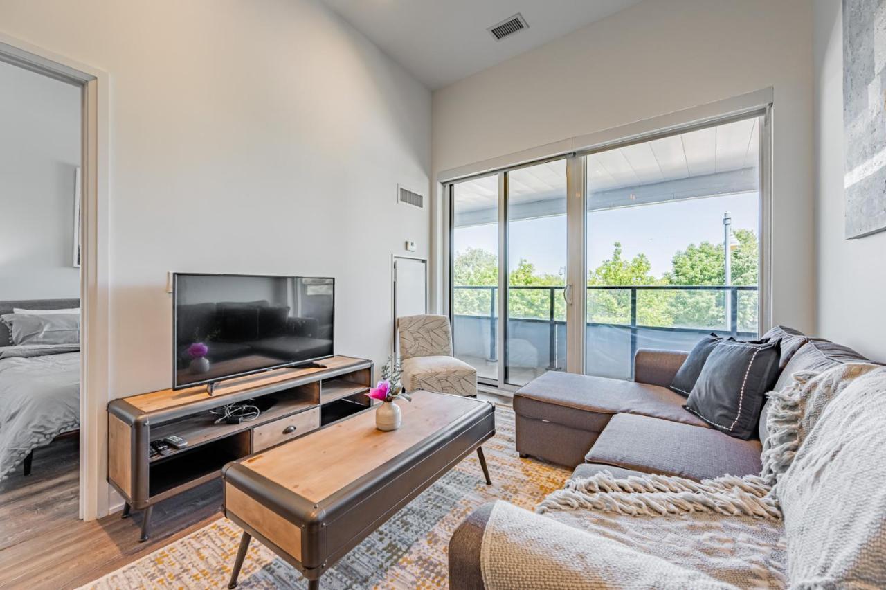 Condo In Parklawn & Lake Shore With Free Parking Close To Airport Торонто Экстерьер фото