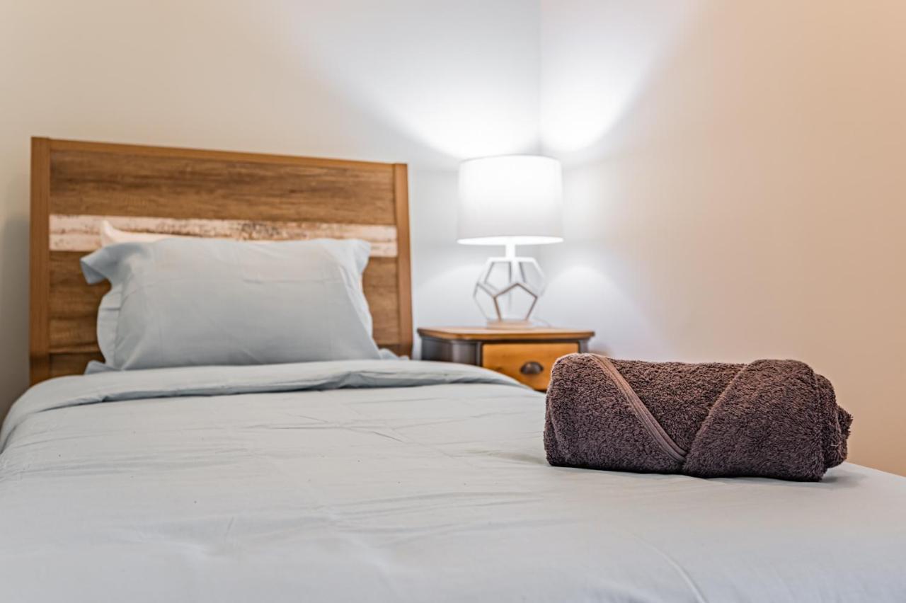 Condo In Parklawn & Lake Shore With Free Parking Close To Airport Торонто Экстерьер фото