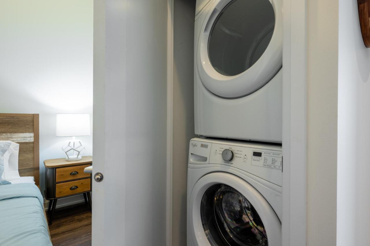 Condo In Parklawn & Lake Shore With Free Parking Close To Airport Торонто Экстерьер фото