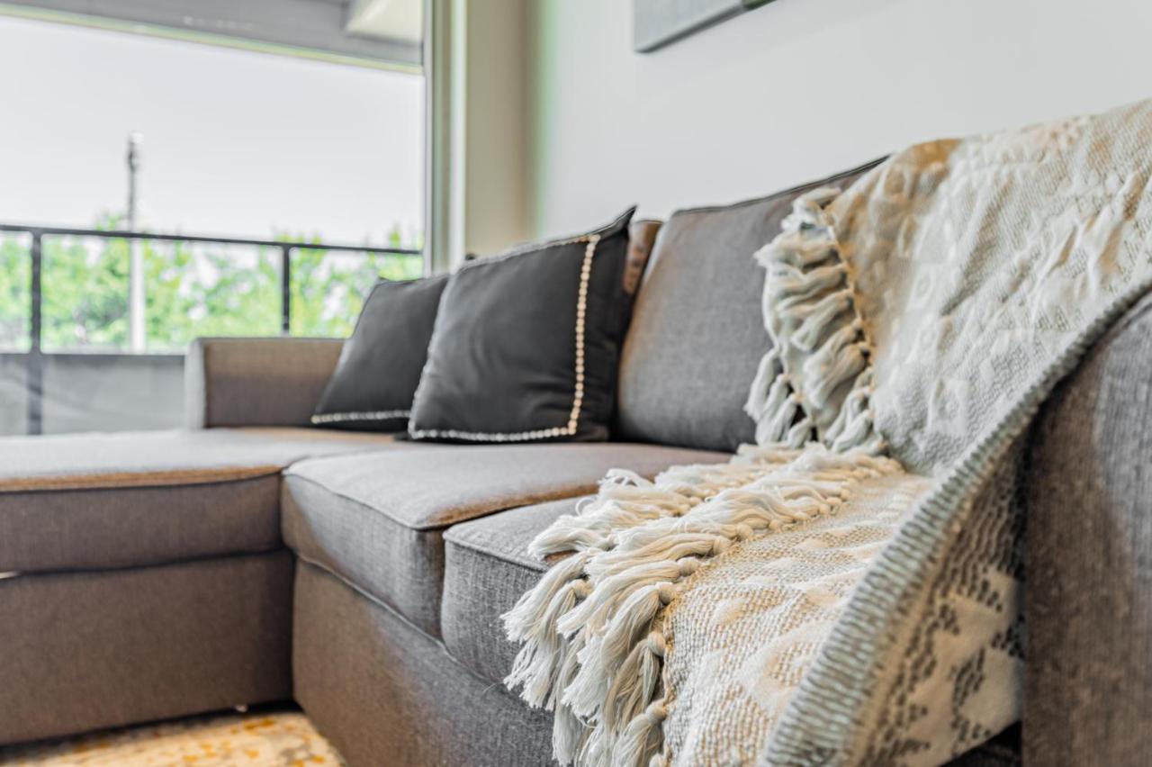 Condo In Parklawn & Lake Shore With Free Parking Close To Airport Торонто Экстерьер фото
