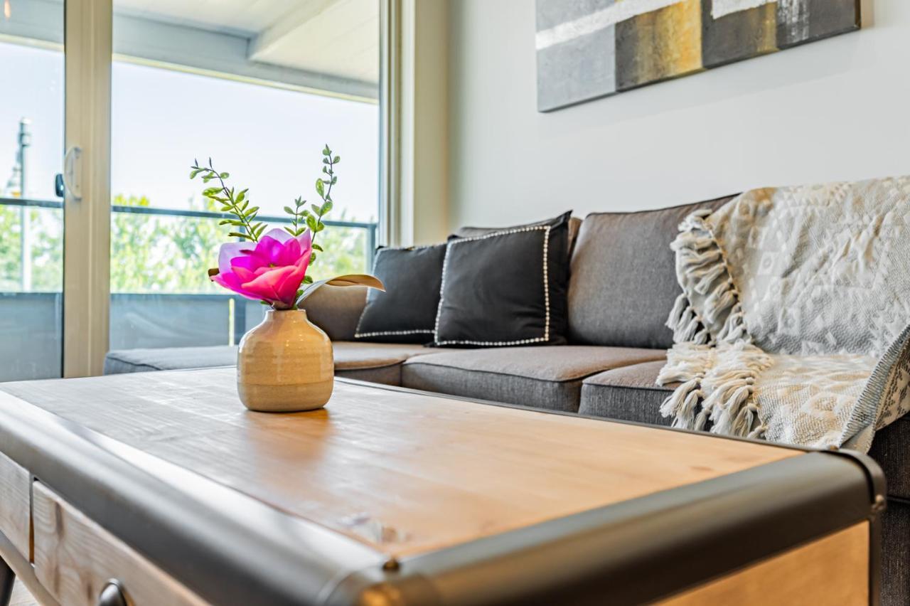 Condo In Parklawn & Lake Shore With Free Parking Close To Airport Торонто Экстерьер фото