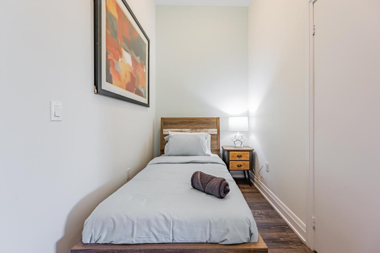 Condo In Parklawn & Lake Shore With Free Parking Close To Airport Торонто Экстерьер фото