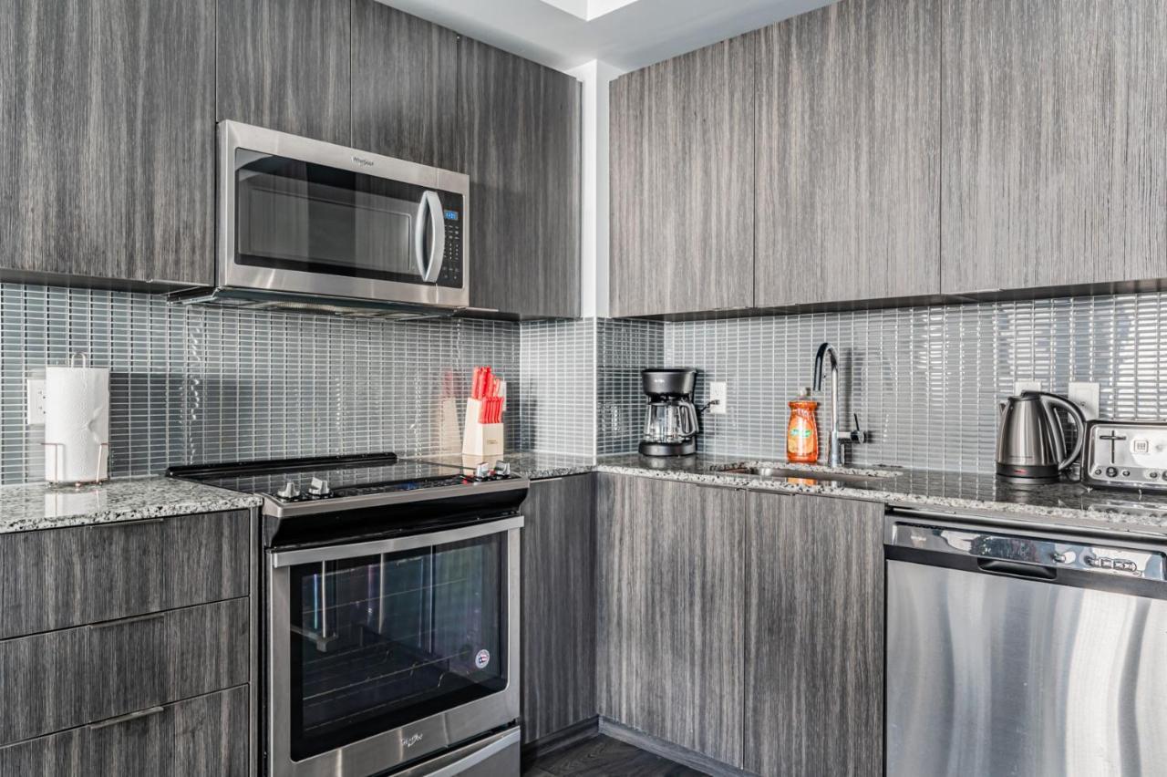 Condo In Parklawn & Lake Shore With Free Parking Close To Airport Торонто Экстерьер фото