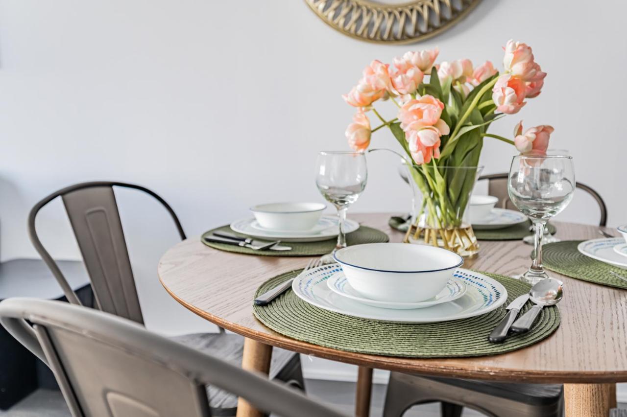 Condo In Parklawn & Lake Shore With Free Parking Close To Airport Торонто Экстерьер фото