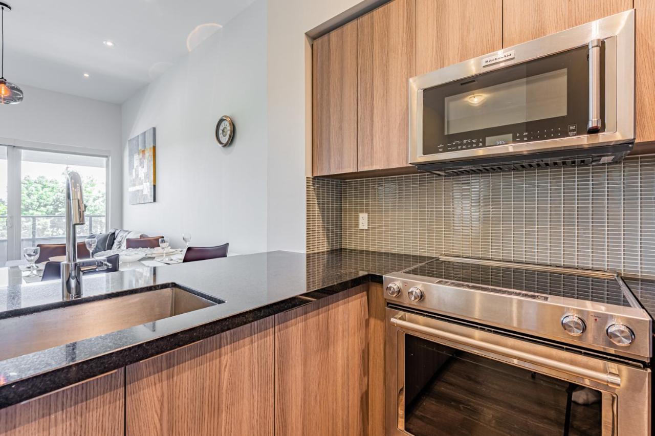 Condo In Parklawn & Lake Shore With Free Parking Close To Airport Торонто Экстерьер фото