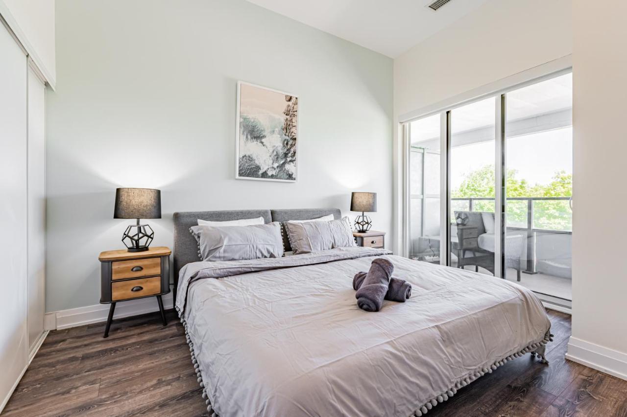 Condo In Parklawn & Lake Shore With Free Parking Close To Airport Торонто Экстерьер фото