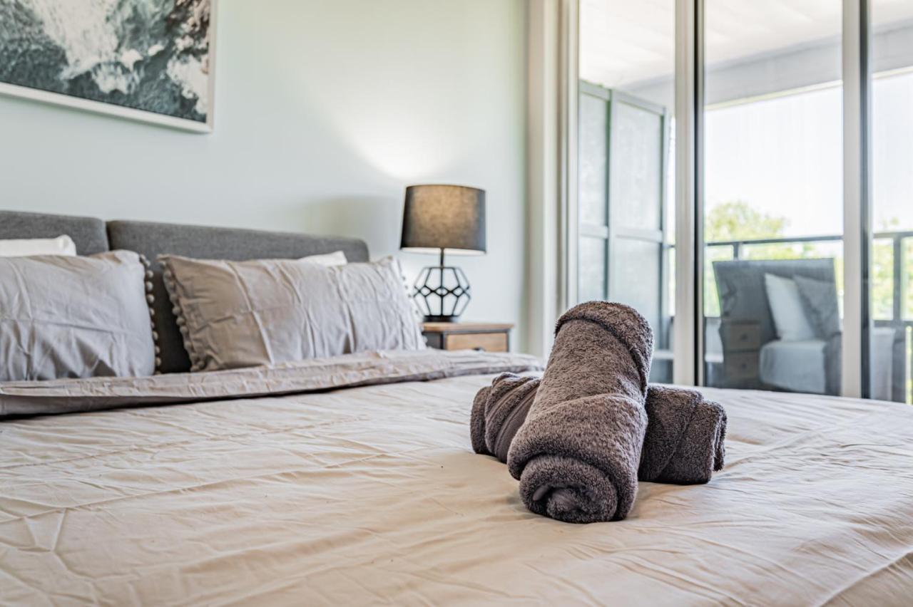 Condo In Parklawn & Lake Shore With Free Parking Close To Airport Торонто Экстерьер фото