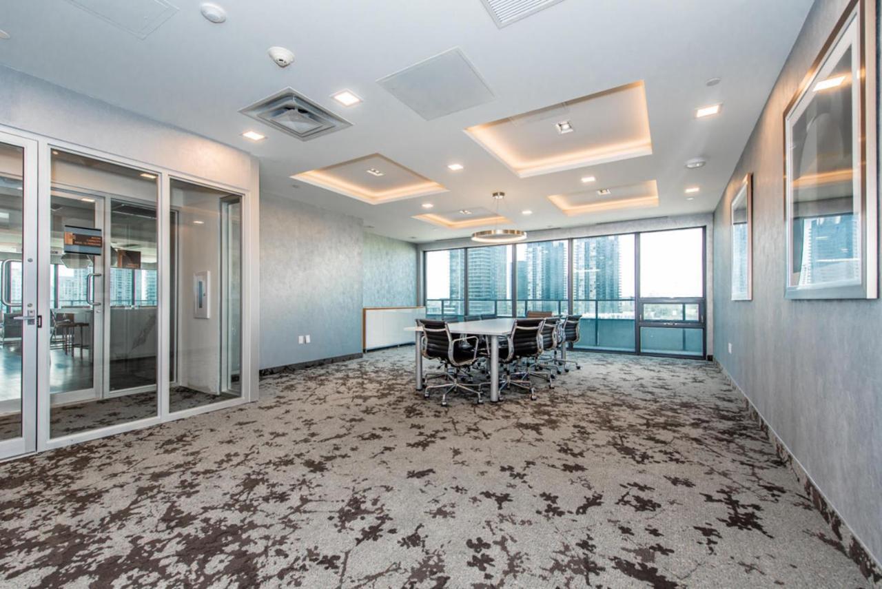 Condo In Parklawn & Lake Shore With Free Parking Close To Airport Торонто Экстерьер фото