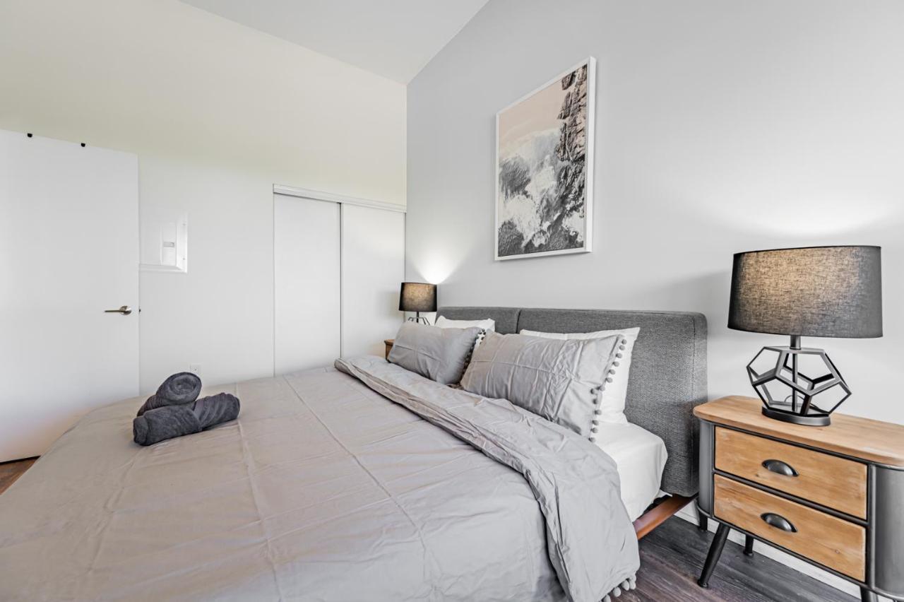 Condo In Parklawn & Lake Shore With Free Parking Close To Airport Торонто Экстерьер фото