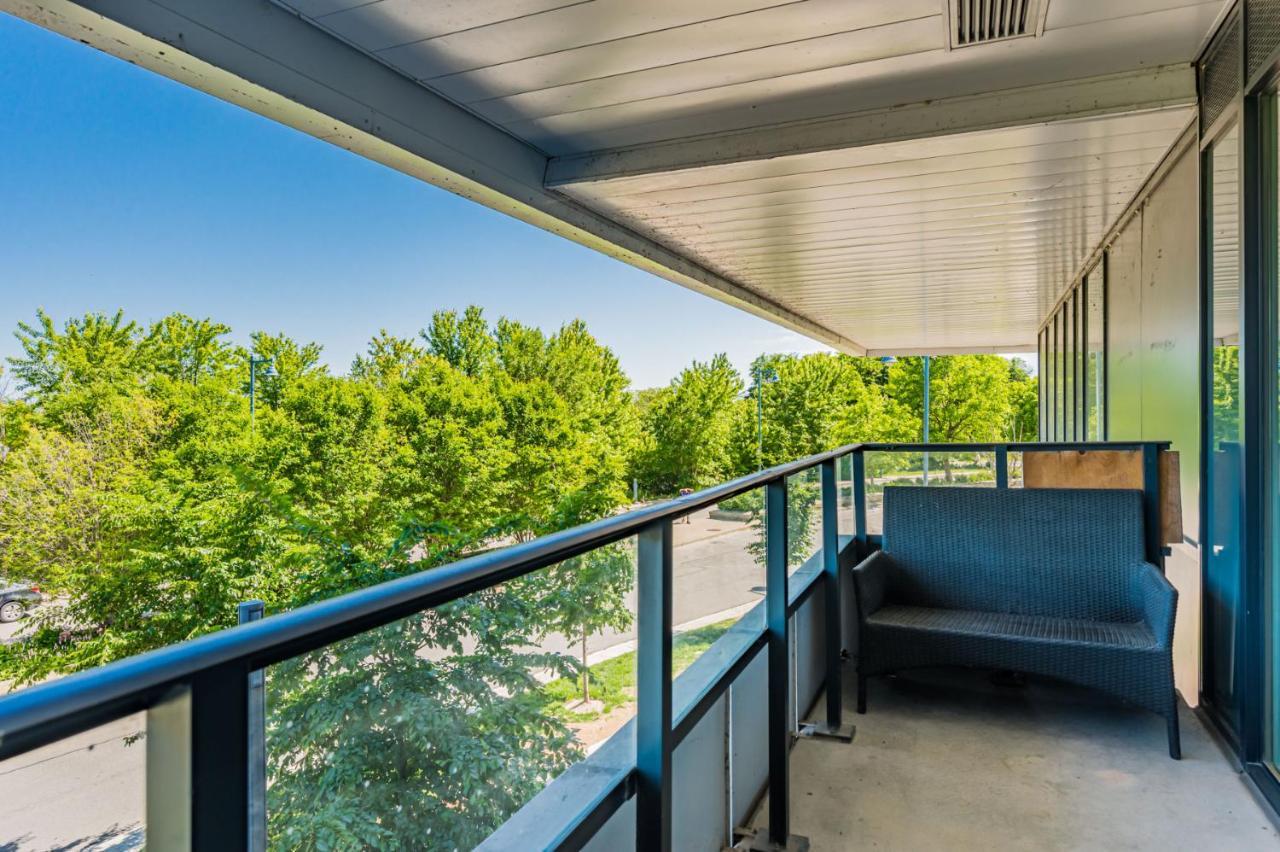 Condo In Parklawn & Lake Shore With Free Parking Close To Airport Торонто Экстерьер фото