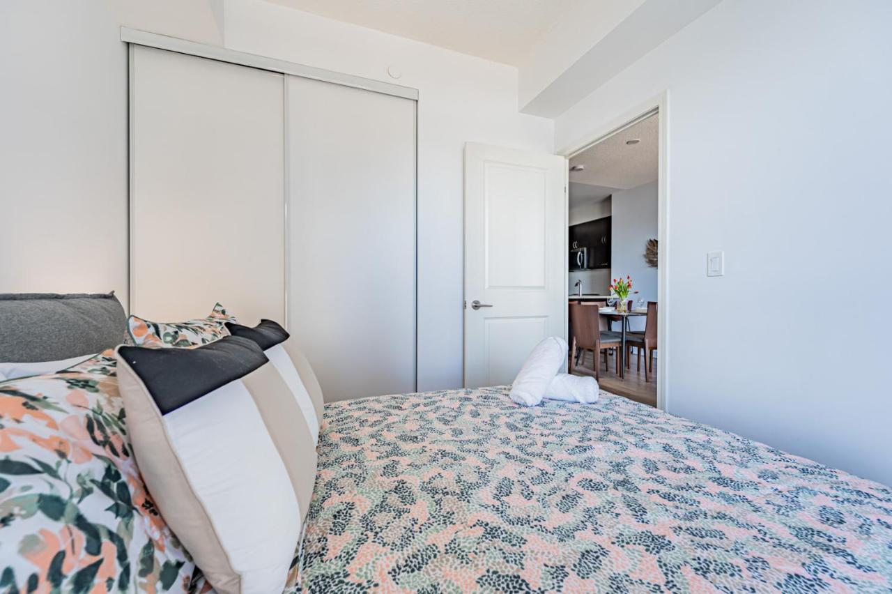 Condo In Parklawn & Lake Shore With Free Parking Close To Airport Торонто Экстерьер фото